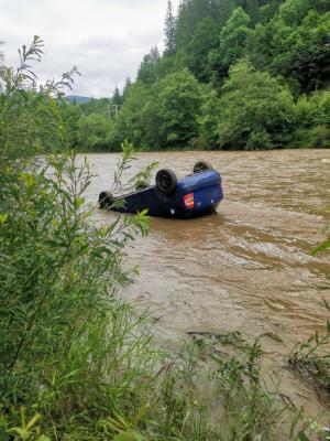 Două persoane au rămas captive într-o maşină răsturnată în râul Bistriţa