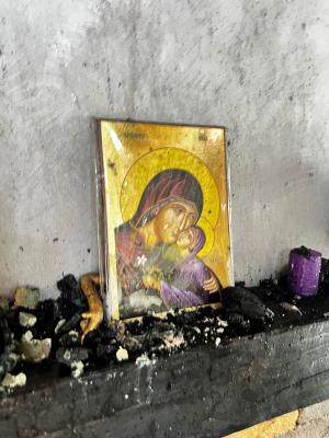 Minunea din ruine. O icoană cu Maica Domnului a rămas intactă, deşi flăcările au mistuit totul în jur, într-un incendiu din Neamţ