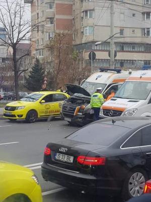 Ambulanță care transporta un pacient la spital, la Iași, izbită violent de un șofer care nu i-a acordat prioritate
