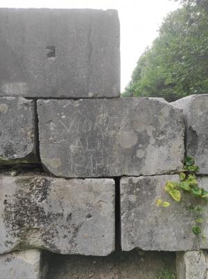 Un piteştean şi-a scrijelit numele pe zidul cetăţii dacice Sarmizegetusa Regia. Acum riscă dosar penal