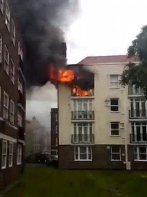 INCENDIU URIAȘ la o clădire de locuințe din Londra! 50 de pompieri au fost mobilizați
