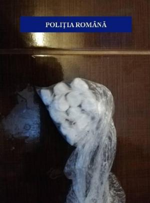 Pistoale, muniţie şi cocaină, găsite în casa unui tânăr din Dolj în urma unor percheziţii