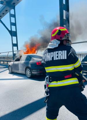 Maşină în flăcări pe Podul Prieteniei, spre Ruse. Şoferul şi trei pasageri au reuşit să iasă la timp, după ce au văzut fum gros ieşind de sub capotă