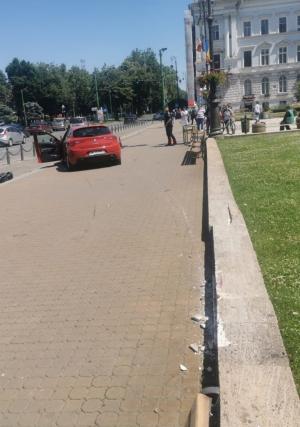 Femeie din Arad, aruncată la doi metri cu tot cu banca pe care stătea, după o şicanare în trafic. Un şofer a intrat pe trotuar şi a lovit-o în plin