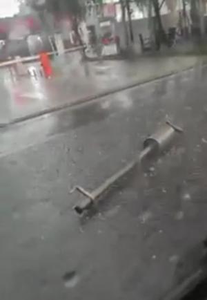 Apele revărsate pe străzile din București după furtună au "furat" zeci de plăcuțe de înmatriculare și chiar o țeavă de eșapament