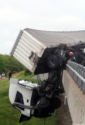 Cabină de TIR suspendată peste autostradă, camionul a fost aruncat de vânt peste parapet, în Ungaria
