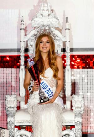 Hărţuită pentru culoarea părului în copilărie, o tânără de 26 de ani a devenit prima femeie roşcată care a câştigat titlul Miss Anglia