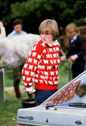 Celebrul pulover decorat cu oi, purtat de prinţesa Diana, a fost scos la licitaţie. Cât a ajuns să valoreze