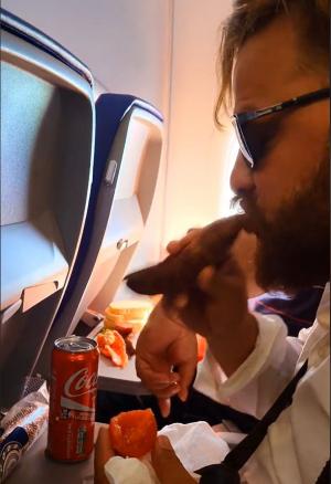Doi români s-au filmat mâncând cârnaţi într-un avion: "Fără ei nu ne ştia nimeni"