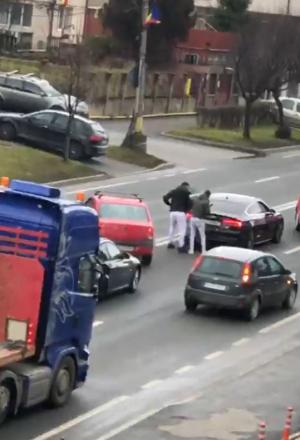 Bătaie cu pumnii şi picioarele în trafic pe o stradă din Cluj