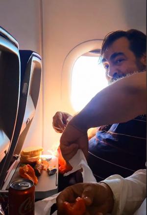 Doi români s-au filmat mâncând cârnaţi într-un avion: "Fără ei nu ne ştia nimeni"