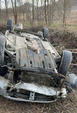 Femeie de 60 de ani, moartă în maşina răsturnată pe un drum din Gorj. Alte două persoane, rănite în accidentul de groază