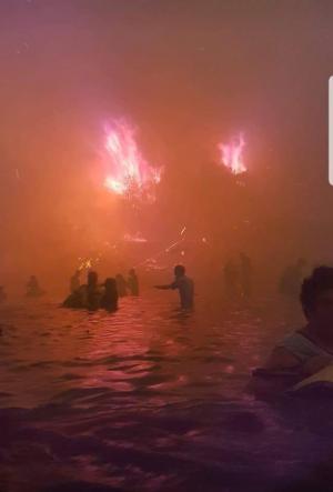 Noi imagini şocante cu plaja din Mati, cuprinsă de flăcări! În bezna nopţii, oamenii fug din calea focului ucigaş, aruncându-se în mare