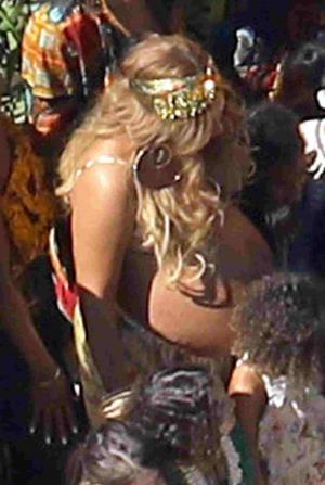 IMAGINI şocante cu Beyonce: Cântăreaţa, însărcinată în aproape opt luni, a apărut în costum de baie la o petrecere în Beverly Hills (FOTO)