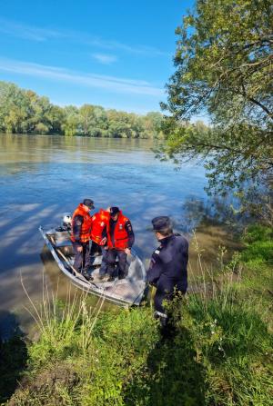 Primele imagini cu cei doi fraţi dispăruţi în râul Mureş, după ce barca în care se aflau s-a răsturnat. Tatăl lor, dat şi el dispărut