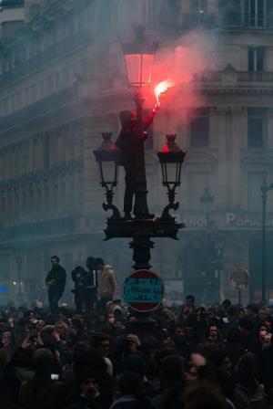 Peste 3 milioane de francezi, în stradă. Manifestanţii au dat foc primăriei din Bordeaux, o femeie a rămas fără un deget la Rouen