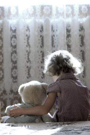 Doi soţi din Braşov şi-au bătut fetiţa de 4 ani până au băgat-o în spital, ca pedeapsă. Copila nu ar fi fost cuminte la grădiniţă
