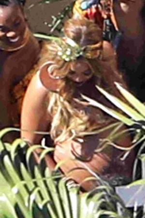 IMAGINI şocante cu Beyonce: Cântăreaţa, însărcinată în aproape opt luni, a apărut în costum de baie la o petrecere în Beverly Hills (FOTO)