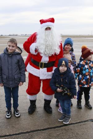 Moș Crăciun a venit cu un elicopter Puma la Baza 57 Aeriană Mihail Kogălniceanu