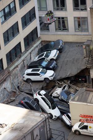 "A durat 10 secunde. Sunt în stare de șoc!". O parcare cu patru etaje s-a prăbușit din senin în Manhattan. O persoană a murit, alte cinci au fost rănite