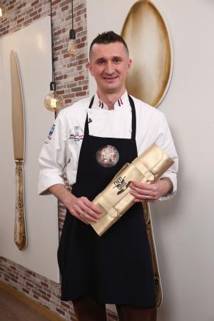 Chef Florin Dumitrescu i-a oferit aseară cuțitul de aur lui Laurențiu Neamțu, românul care a gătit pentru Céline Dion și Michael Jordan. Chefi la cuțite, lider de audiență cu ediția de ieri seară