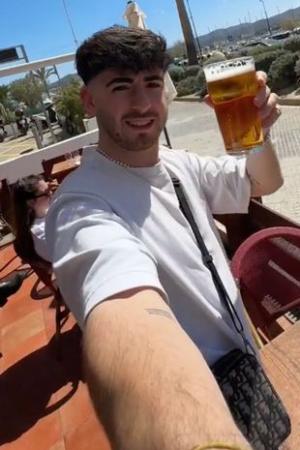 Un tânăr a zburat 2.000 km până în Ibiza, pentru o halbă de bere. Excursia l-a costat mai puţin decât un bax cu 12 doze din supermarket