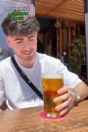 Un tânăr a zburat 2.000 km până în Ibiza, pentru o halbă de bere. Excursia l-a costat mai puţin decât un bax cu 12 doze din supermarket