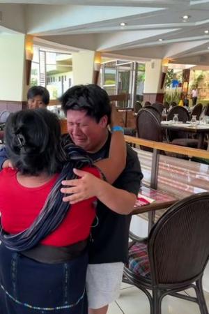 Tânăr reunit cu mama şi fraţii săi după 16 ani. Aventura, documentată de familia adoptivă: "S-au îmbrățișat 5 minute, plângeau şi se uitau în ochii celuilalt"