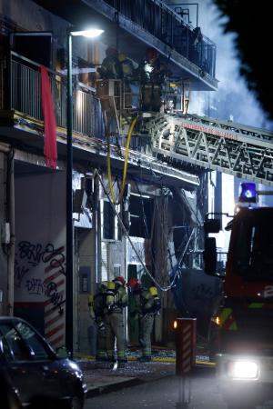 Un mort și 14 răniți, după o explozie puternică într-un bloc din Spania. Pompierii au găsit trupul femeii de 53 de ani prins între dărâmături