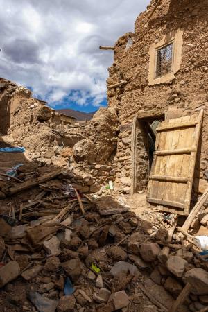 "A trebuit să aleg între părinţii şi fiul meu". Dramele ascunse de sub dărâmăturile cutremurului din Maroc