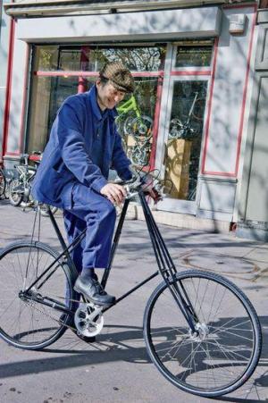 Pensionat medical din cauza unui stâlp montat de "Dorel" pe pista de biciclişti, un bărbat va primi 54.000 de euro de la primăria oraşului Paris