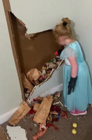 O femeie a făcut o descoperire ciudată în spatele peretelui din dormitorul fiicei sale. "Simt de parcă am văzut începutul acestui film de groază"