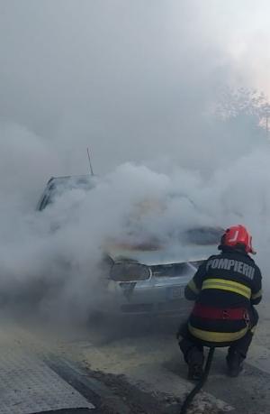Un VW Golf a început să ardă în mers, pe o stradă din Oradea. Șoferul a reușit să iasă singur din mașină