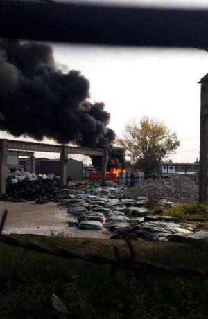 Incendiu la un depozit de mase plastice în Pleașa, Prahova. Se intervine cu 6 autospeciale și echipaje SMURD (Video)