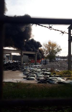 Incendiu la un depozit de mase plastice în Pleașa, Prahova. Se intervine cu 6 autospeciale și echipaje SMURD (Video)