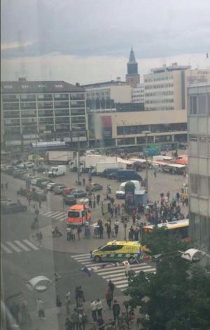 ATAC ARMAT la Turku, în Finlanda! Doi morți şi cel puţin 8 răniţi. Poliţia a împuşcat un bărbat care a ÎNJUNGHIAT mai mulţi trecători, în centrul oraşului