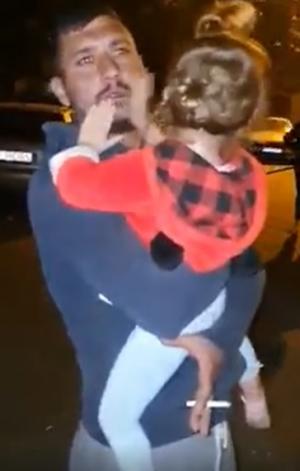 Trei jandarmi au amendat un bărbat cu copil în brațe, la Vaslui și i-au transmis: "200 nu 100 de milioane" (video)