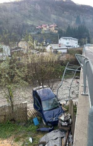 Un şofer s-a înfipt cu maşina în malul râului Dâmboviţa, după ce a căzut de la câţiva metri de pe un pod, în Argeş