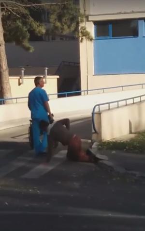 Imagini șocante în fața Spitalului de Urgență Călărași! Un bărbat se târăște în genunchi din spital, după ce a fost externat