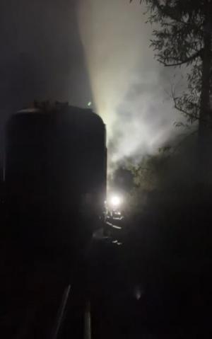Alertă în Satu Mare, după ce locomotiva unui tren de marfă încărcat cu țiței a luat foc