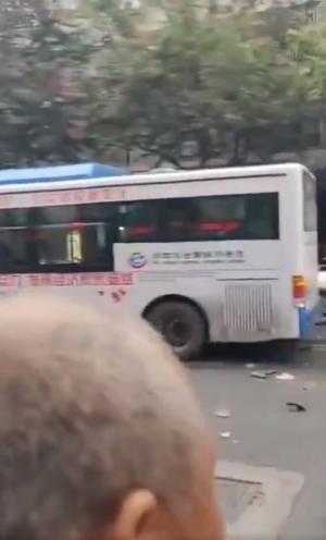 Un bărbat a deturnat un autobuz şi a intrat cu el în mulţime. Sunt cel puţin 5 morţi şi 21 de răniţi într-un oraş din China (Video)
