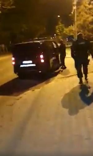 Trei jandarmi au amendat un bărbat cu copil în brațe, la Vaslui și i-au transmis: "200 nu 100 de milioane" (video)