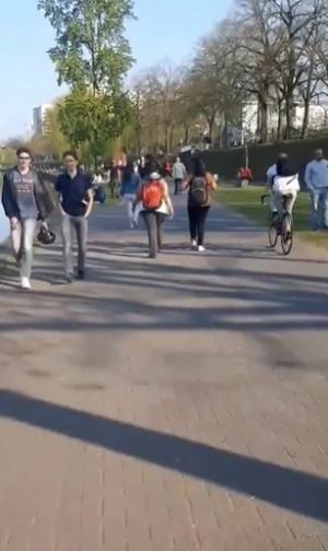 Sute de oameni fără mască la plimbare, în Germania: "Uite-i și p'ai noștri, ăștia sunt români, te pup!" (video)