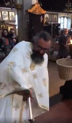 Un preot binecuvântează enoriaşii de pe trotinetă! Imagini inedite surprinse în biserică, în a doua zi de Paşte (Video)