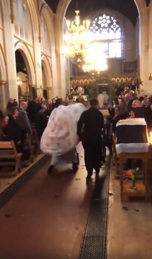 Un preot binecuvântează enoriaşii de pe trotinetă! Imagini inedite surprinse în biserică, în a doua zi de Paşte (Video)