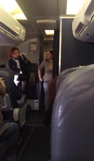 Imagini scandaloase într-un avion plin cu români! O pasageră de etnie romă înjură o însoţitoare de zbor: "Taci, româncă spurcată!" (Video)