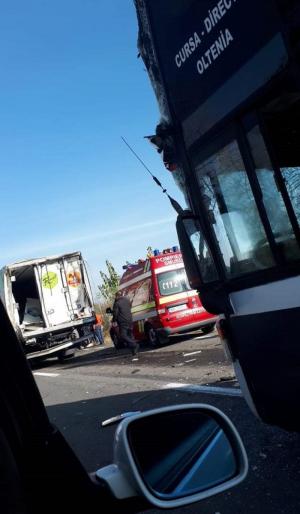 Accident teribil la Lunca Corbului, în Argeş. Impact devastator între 4 maşini, dintre care un autocar şi două TIR-uri