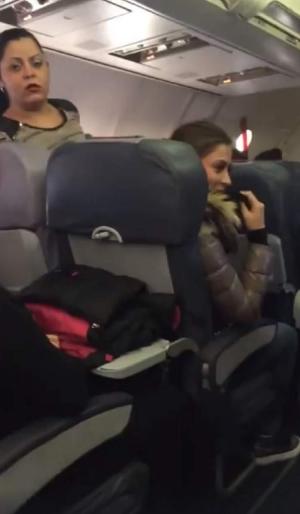 Reacţia Blue Air, după ce o femeie de etnie romă a înjurat o însoţitoare de zbor într-o cursă a companiei spre Italia: "Pasagera a fost debarcată!" (Video)