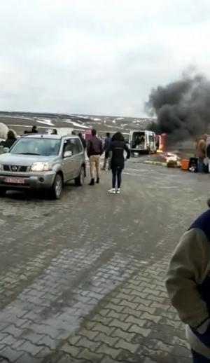 Femeie inconştientă salvată din maşina în flăcări, la Botoşani, de un pompier în timpul liber (video)