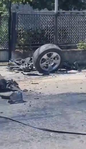 Un BMW s-a dezintegrat pe un drum din Maramureș, după un accident șocant. Motorul a zburat zeci de metri pe șosea